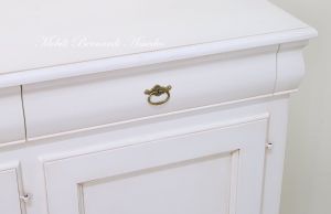 Classic style wooden sideboard with 3 doors and 3 drawers in antique white finish